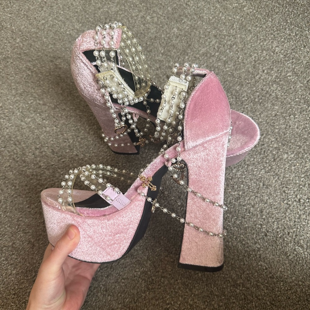 SIZE 8 DOLLSKILL VELVET PEARL HEELS